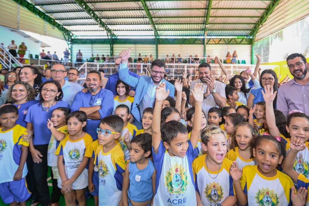 Gladson inaugura espaço multiuso na Escola São Francisco de Assis I